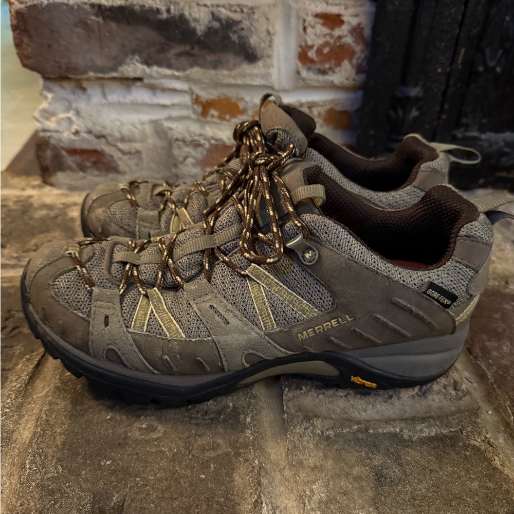 Merrell women’s Siren Sport Gore-Tex Performance Footwear - size 8.5